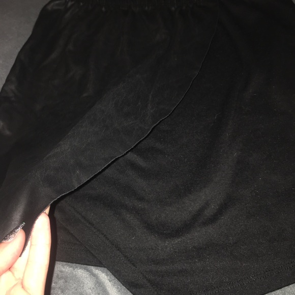 •Lily white• faux leather skirt - Picture 3 of 4